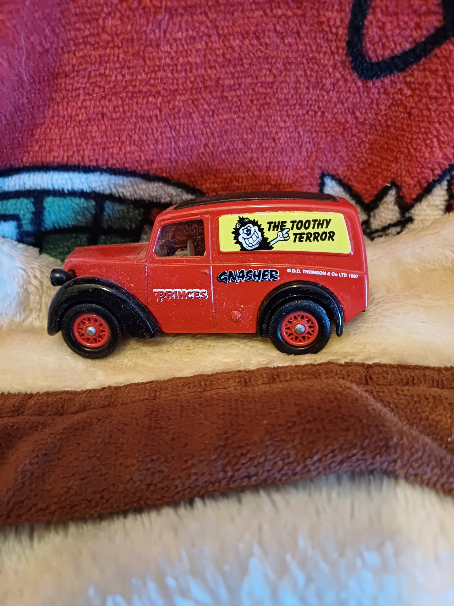 LLedo 1950 Morris Z Van "Gnasher, The Toothy Terror"